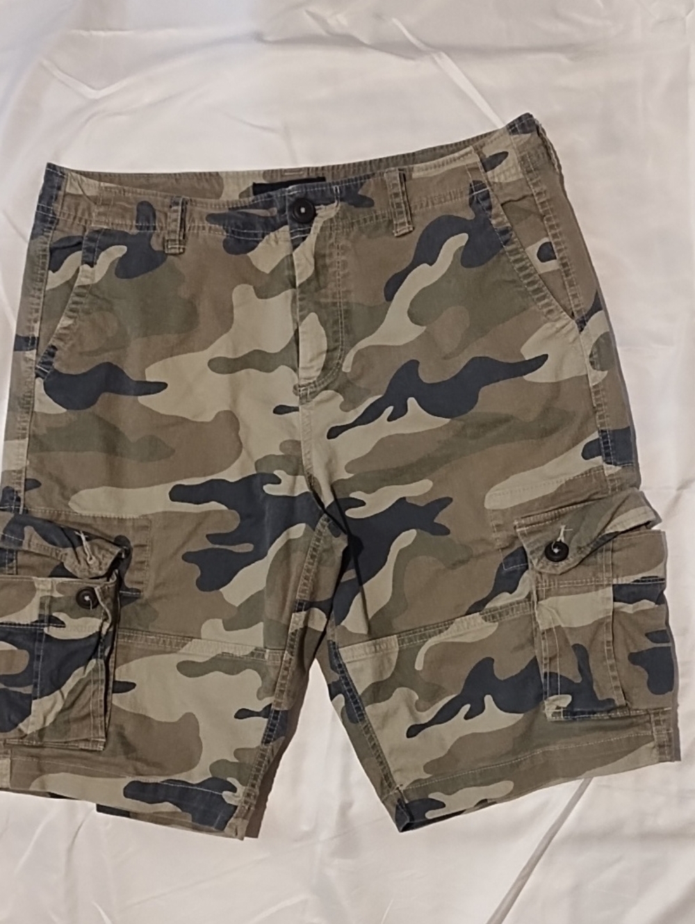 Men's Camouflage Cargo Shorts - Olive Camo VGC Size 31" Waist.